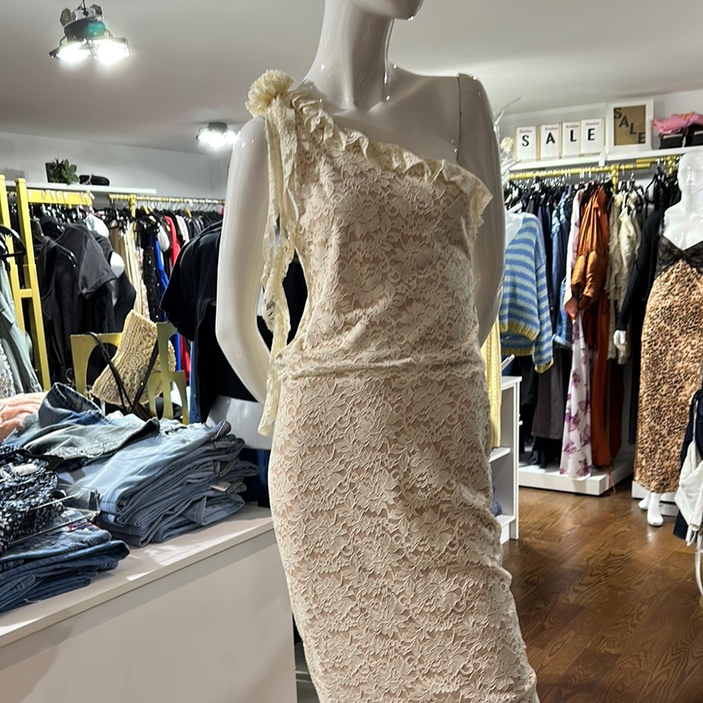 Elegant Cream Lace One-Shoulder Dress